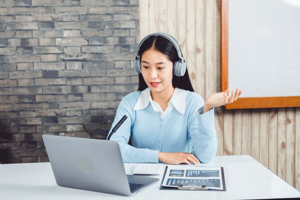 教师远程使用摄像机直播教学工作，在黑板上对学生进行在线视频会议教学图片下载