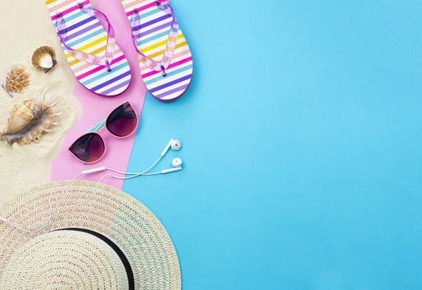 平躺，美丽的蓝色和粉红色的飞行背景与帽子，贝壳和耳机图片下载