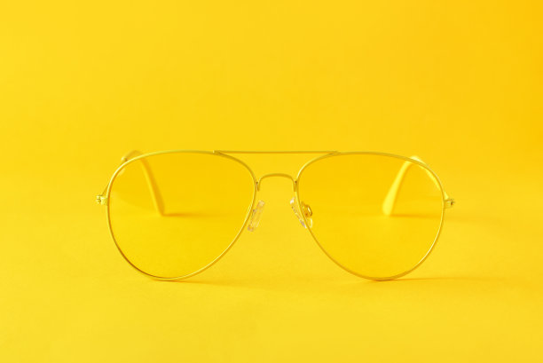 黄色墨镜在纸的背景，极简主义，单色。图片下载