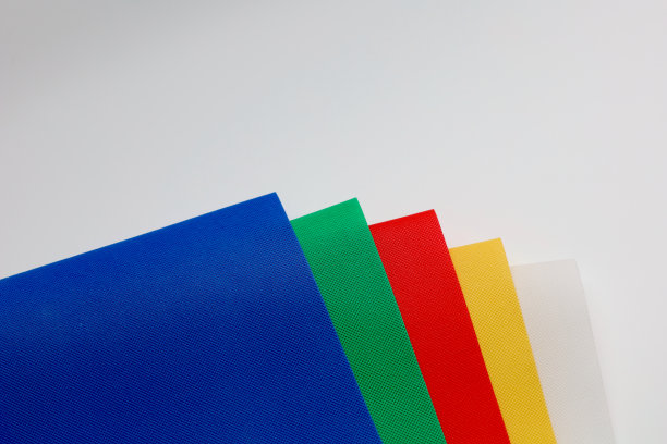 一套彩色背景的照片。多色织物堆叠。一套彩色的纸。图片下载