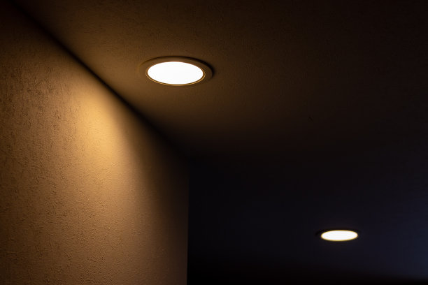 天花板上的两盏筒灯照亮了黑暗的走廊图片下载