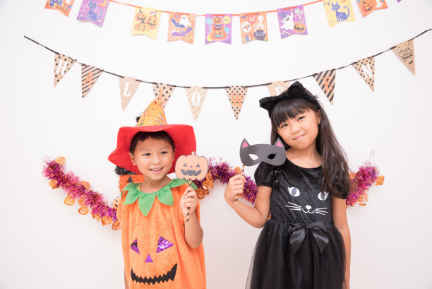 亚洲孩子在万圣节玩cosplay图片下载