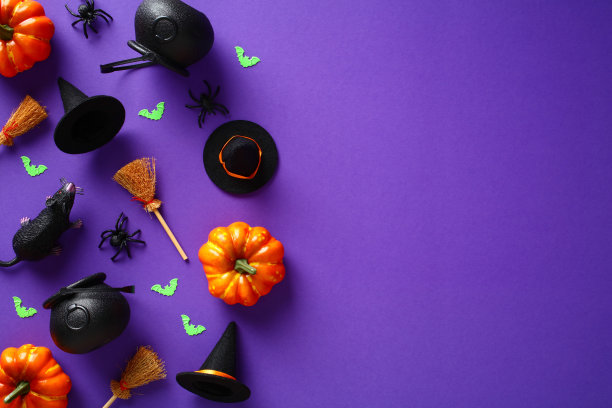 万圣节节日快乐的概念。万圣节背景南瓜，蝙蝠，蜘蛛，女巫的帽子和扫帚在紫色的桌子上。平铺，俯视图，头顶。万圣节贺卡模板。图片下载