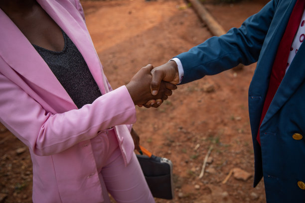 男人和女人之间的握手，机会平等的概念和在工作中异性之间的平等。图片下载