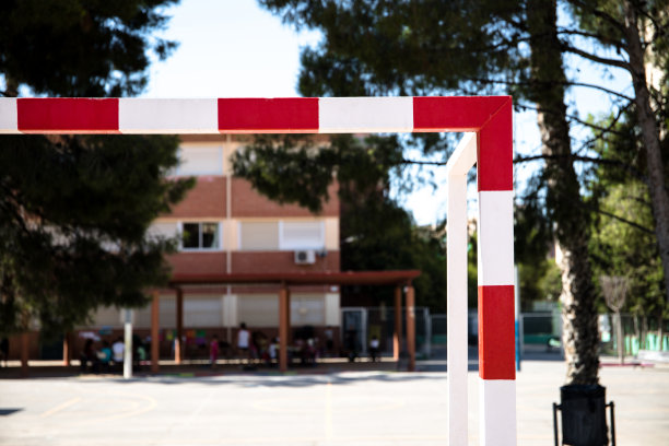 红白相间的学校足球球门图片下载