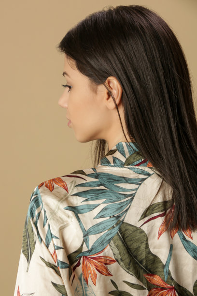 穿着丝绸长袍的华丽年轻女子的美丽肖像图片下载