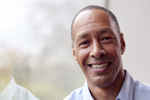 头部和肩膀肖像成熟的男人或商人站在窗口在办公室或在家里图片下载