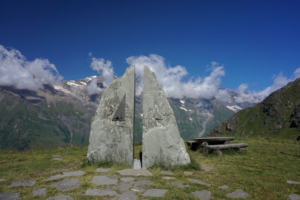 大格洛克纳高山公路(在德语Großglockner Hochalpenstraße)是奥地利最高的路面山口公路。图片下载