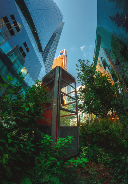 莫斯科城市的天际线与摩天大楼和暴露与电话亭和绿色植物图片下载