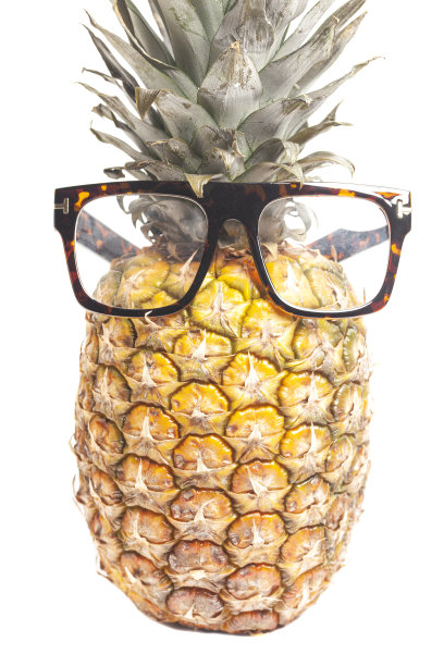 菠萝戴着墨镜。暑假假期假期饮食健康理念。图片下载