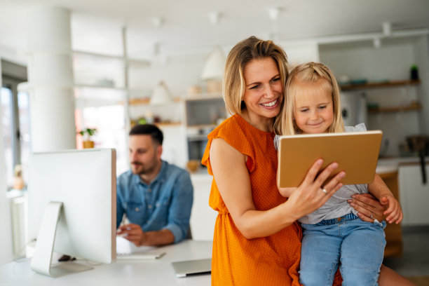 设备科技家庭在线教育理念。幸福的家庭，家里有数码设备。图片下载