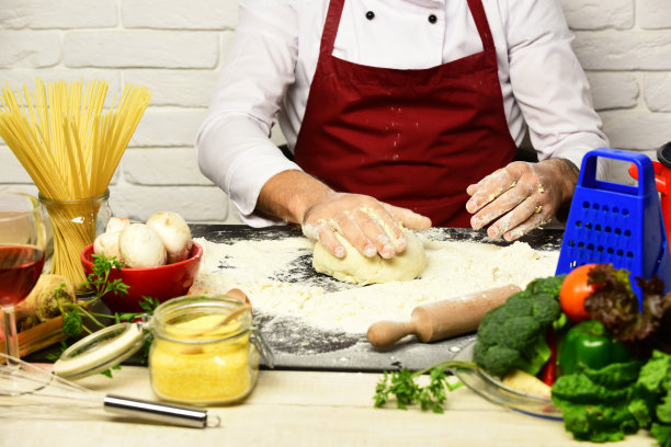 厨师使面团。专业烹饪概念。图片下载