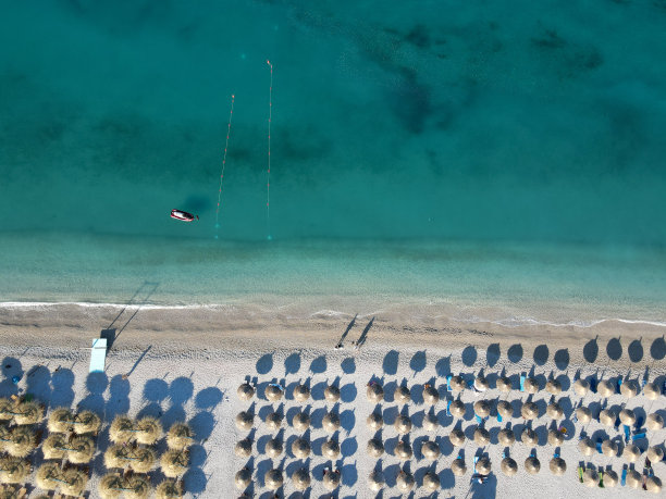 无人机拍摄的阿尔巴尼亚爱奥尼亚海岸的夏季海滩度假胜地的雨伞，罗施图片下载