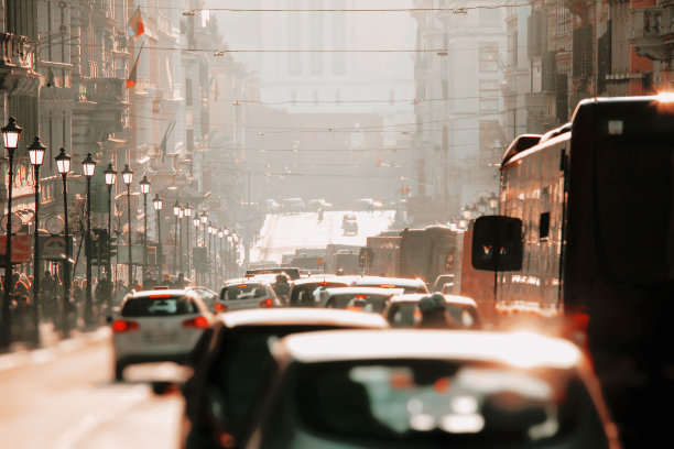 罗马的街头生活:汽车排列在市中心的街道上图片下载