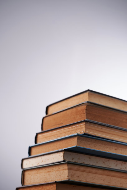 白色背景下的书籍低角度堆叠图片下载
