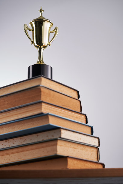 奖杯放在最上面一叠书上图片下载