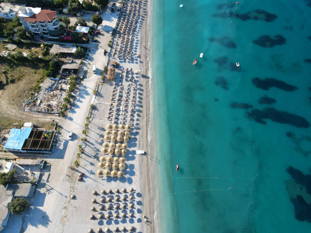 无人机拍摄的阿尔巴尼亚爱奥尼亚海岸的夏季海滩度假胜地的雨伞，罗施图片下载