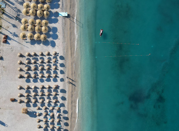 无人机拍摄的阿尔巴尼亚爱奥尼亚海岸的夏季海滩度假胜地的雨伞，罗施图片下载