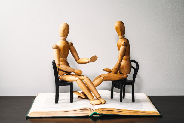 两个人面对面坐着聊天图片下载