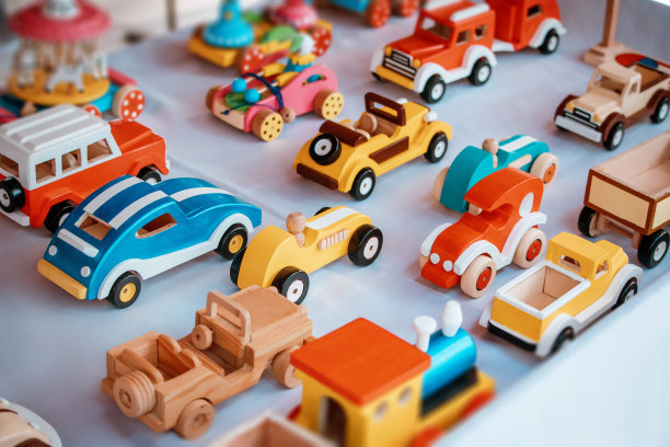 市场上一位工匠制作的木制汽车和其他玩具。儿童创意新生态材料图片下载