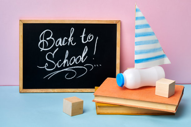 书和儿童玩具旁边写着“回到学校”素材图片