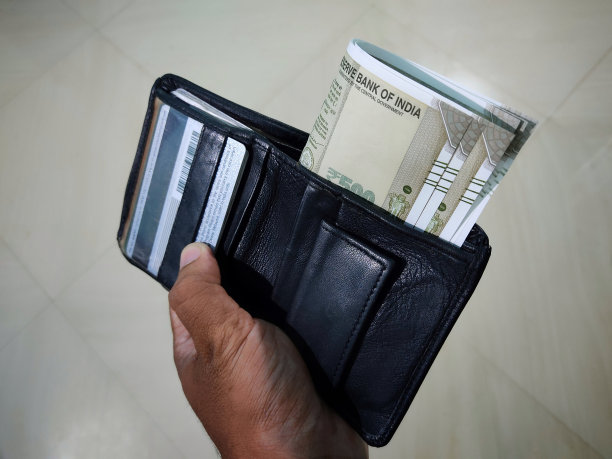印度卢比纸币在手中和钱包HD图片下载