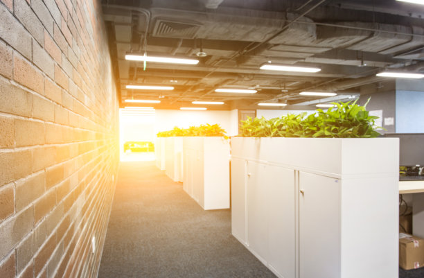 现代风格的办公室装修，走廊一侧的老砖墙图片下载