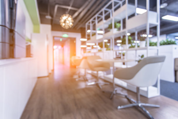 现代办公室内休息区，配有转椅、圆木桌和咖啡图片下载