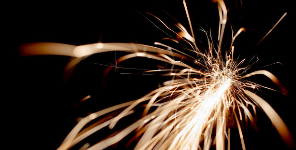 黑暗中的火花。线的光。图片下载