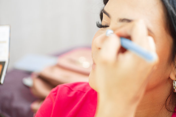 化妆师用刷子擦脸颊。图片下载