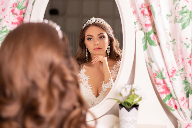 年轻漂亮的新娘留着深色的婚礼发型图片下载