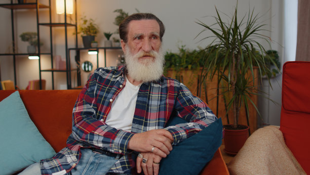 高级男性在家里遭受不公平的情况问题，分手，抑郁，感觉不好，精疲力竭图片下载