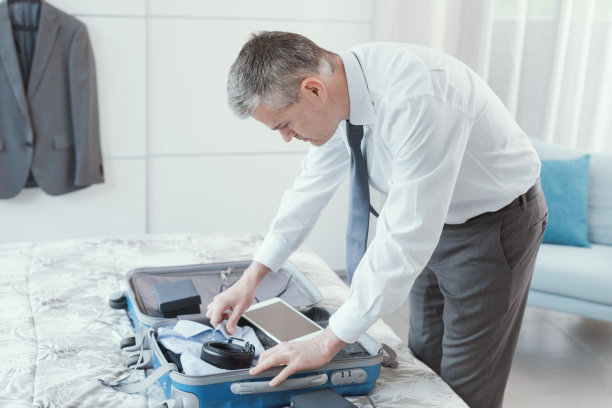 为商务旅行做准备的高管图片下载