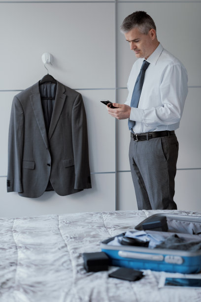 商人在用他的智能手机旅行图片下载