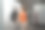 一个女孩小白种人学步的孩子女儿站在洗衣机旁，在厕所里开或关门检查和学习早期发展和成长的恶作剧拷贝空间的概念图片下载