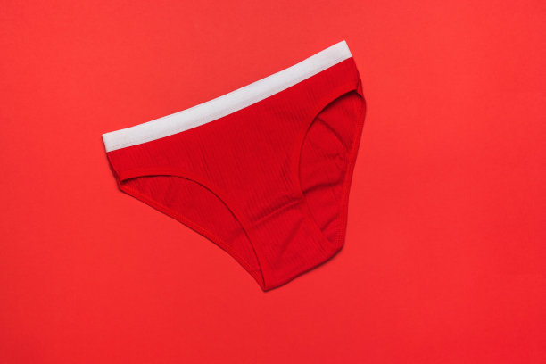 红色女式内裤，红底白条。女性内衣的最小概念。图片下载