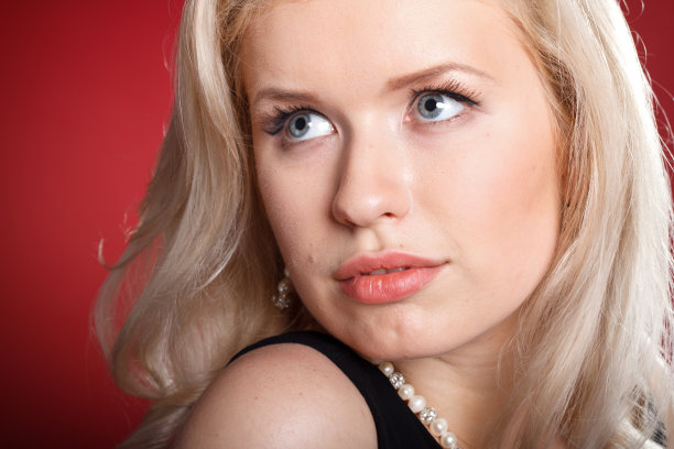 时尚工作室肖像年轻美丽的女性模特躺在黑色性感服装的纺织背景。迷人的照片漂亮的女孩与苗条的身材。图片下载