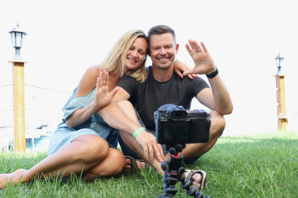 幸福微笑的夫妇在相机上拍照图片下载