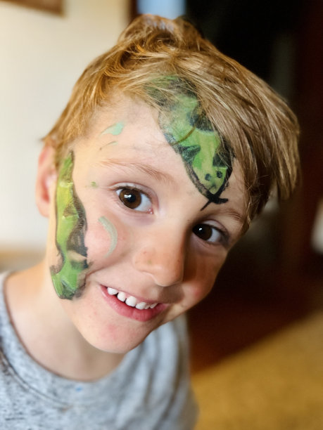 脸画蛇的小男孩图片下载