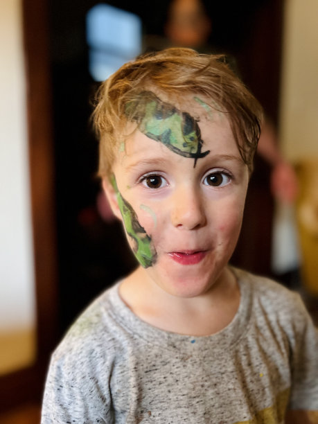 脸画蛇的小男孩图片下载