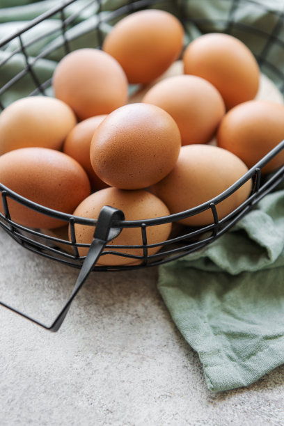 一篮新鲜的棕色鸡蛋图片下载