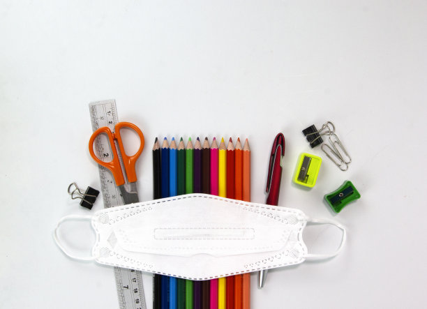 一套教育元素，彩色铅笔，面具，回形针，剪刀，尺子孤立在白色背景。返校概念俯视图海报模板设计图片下载