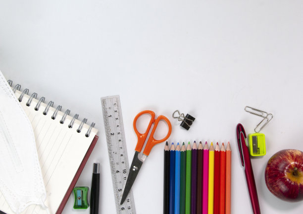 一套教育元素的概念，彩色铅笔，面具，回形针，剪刀，尺子孤立在白色背景。返校概念平面广告设计图片下载