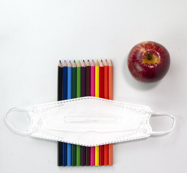 一套彩色铅笔，面膜，苹果孤立在白色背景。回到俯视图模板的学校概念图片下载