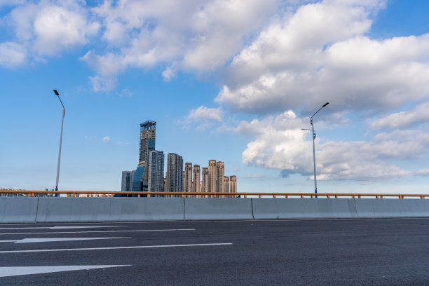 城市道路和城市天际线的横向拍摄图片下载