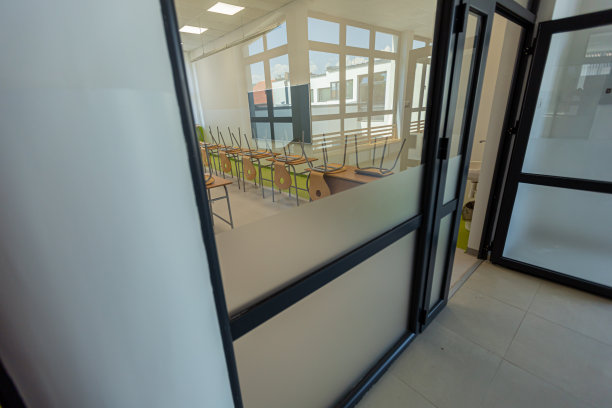 空教室的现代图片下载