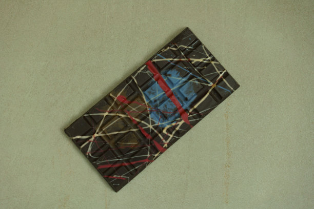 黑巧克力的平面图像与艺术彩色漩涡图片下载