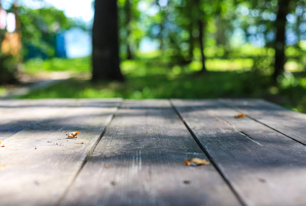 阳光明媚的日子里，公园里的一张旧木桌。照片的角度图片下载