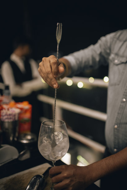 红酒倒入酒杯手近距离美食服务精心装饰派对安排库存照片。图片下载