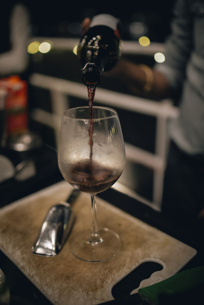 红酒倒入酒杯，食物服务精心装饰的聚会安排库存照片图片下载